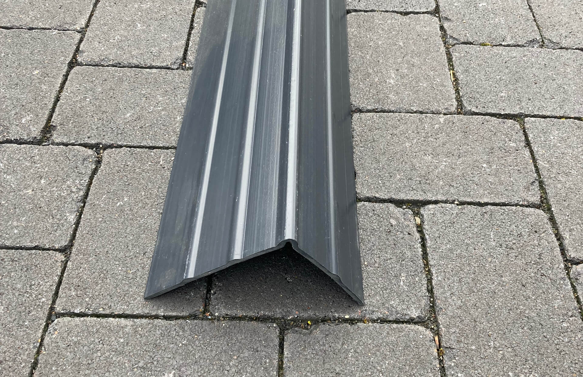 Kantenschutz für Wand aus Eisen- Schmiedeeisen schwarz lackiert Höhe: 1,35  Meter